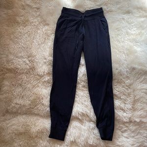 Lululemon jogger size 4